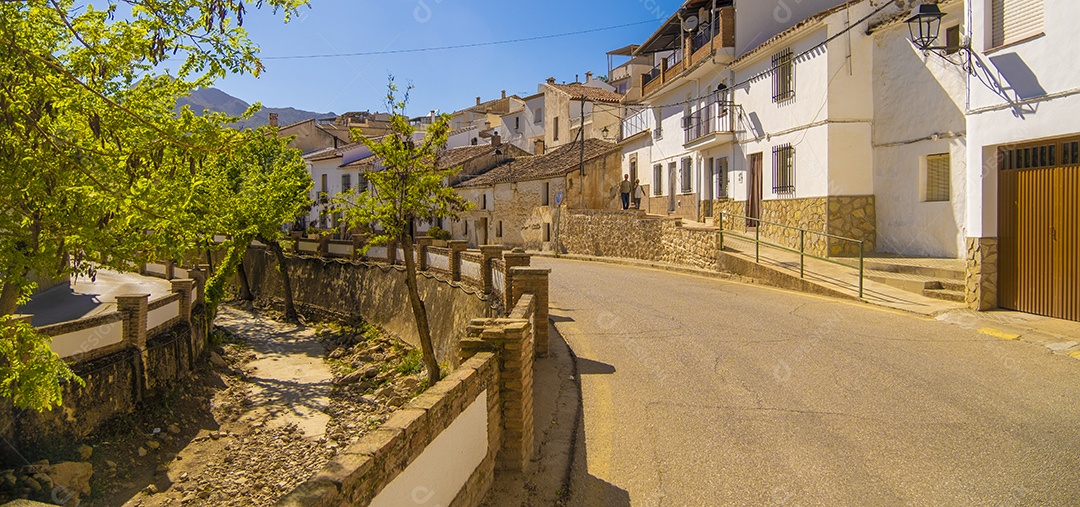 Foto aérea de drone da vila branca de Tolox na Espanha