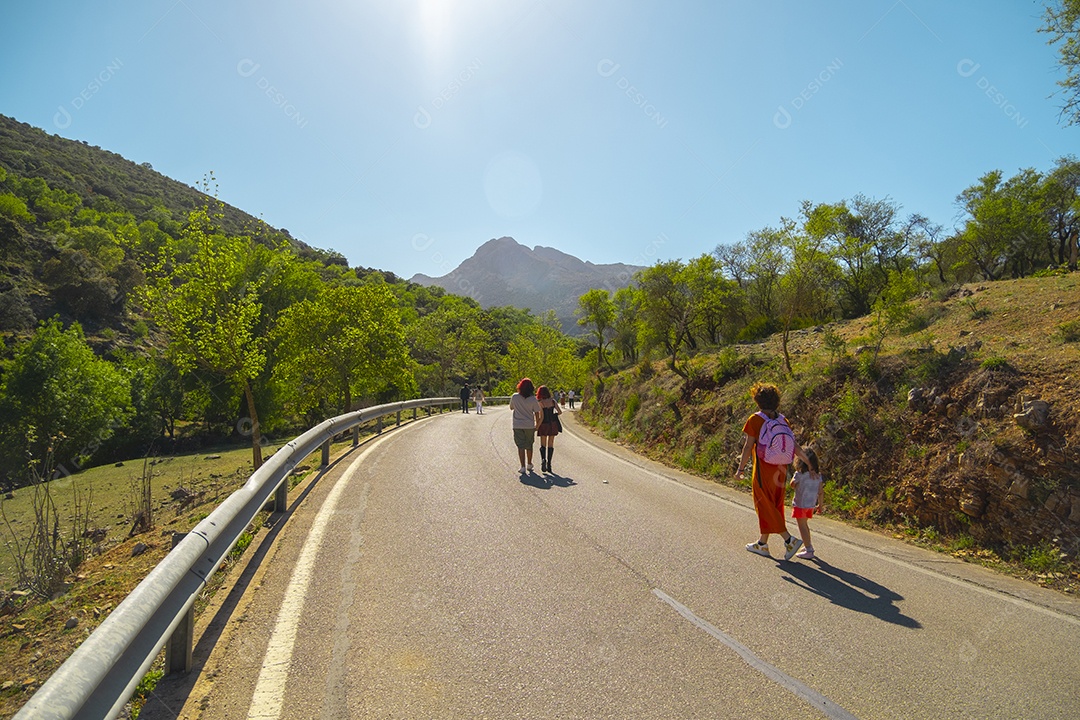 Mulheres e meninas modernas andando livremente na estrada na zona rural da Andaluzia