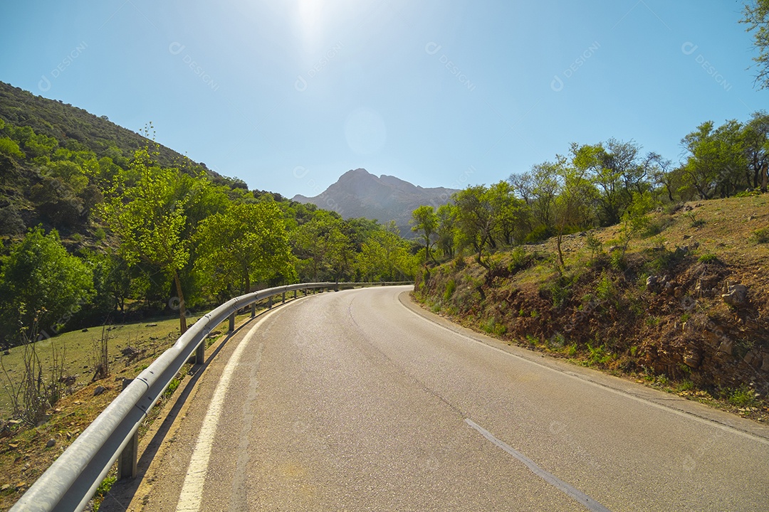 Estrada de asfalto paisagem com pedras e bela estrada de montanha com um asfalto perfeito em rodovia nas montanhas europeias