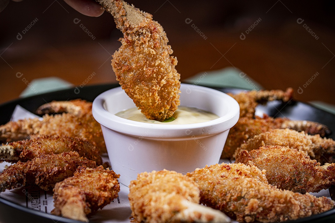 Patinha de carangueijo empanada deliciosa com molho