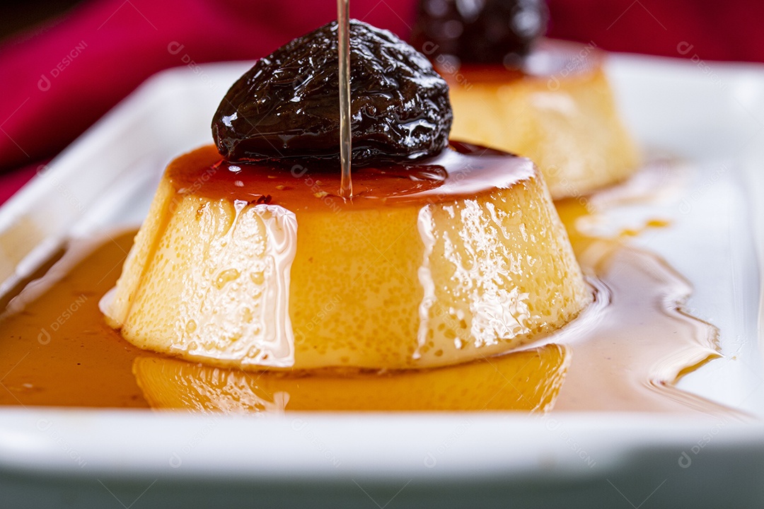 Delicioso mini pudim com ameixa