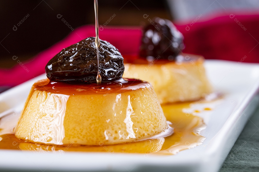 Mini pudim com calda e ameixa delicioso