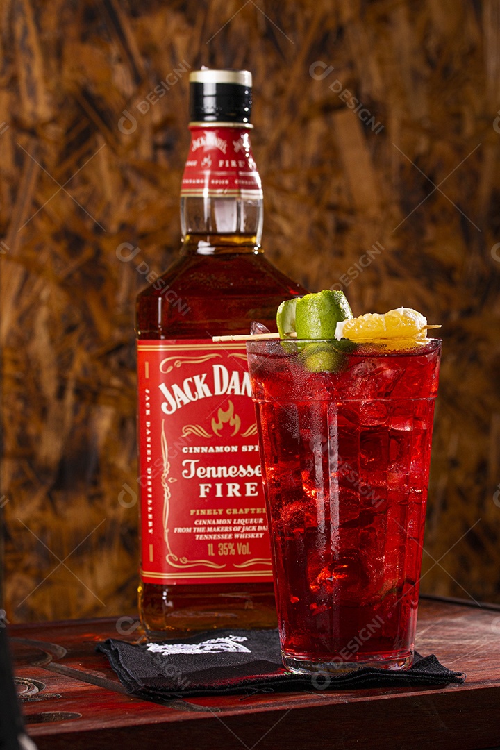 Drink de jack daniels com limão e gelo