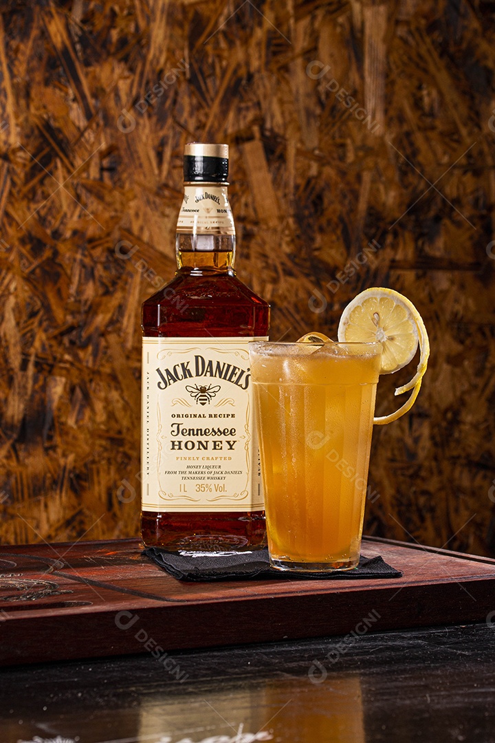 Drinks de whisky daniel com laranja e gelo