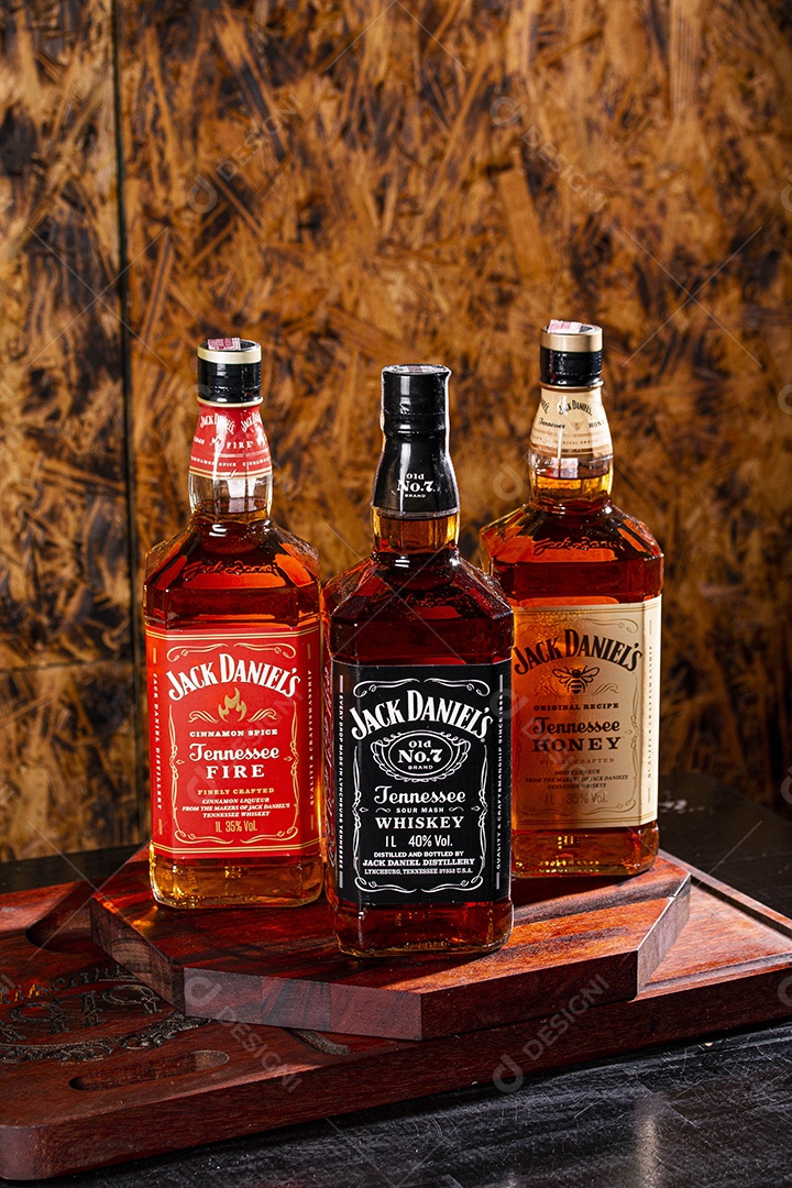 Garrafas de whisky jack daniel sobre a mesa