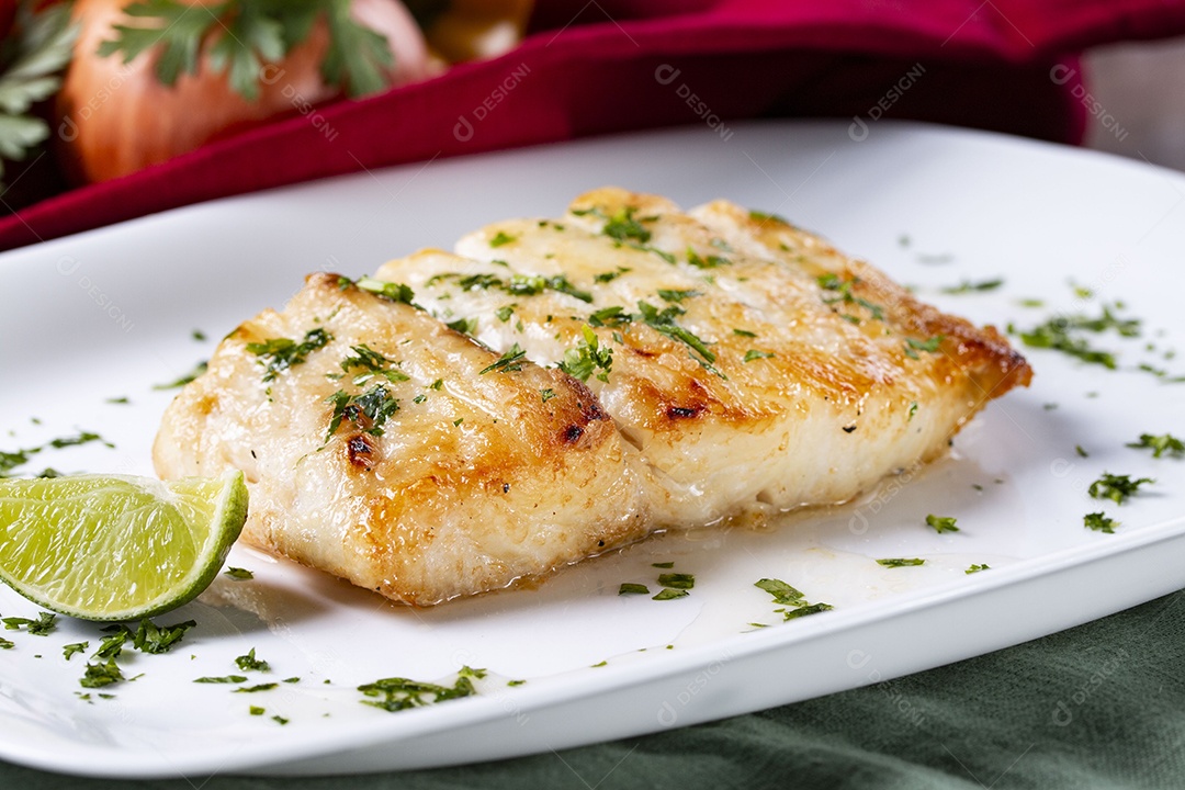 Filé de peixe grelhado sobre um prato branco