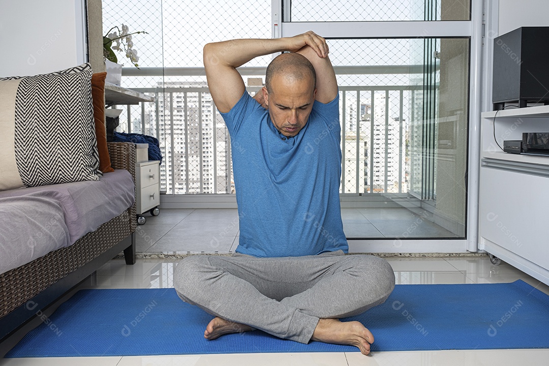 Homem se alongando para aula de yoga