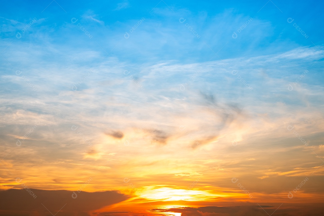 Nascer do sol com nuvens