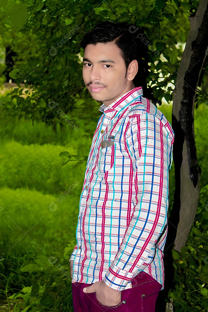 Retrato de um jovem vestindo uma camisa casual e jeans