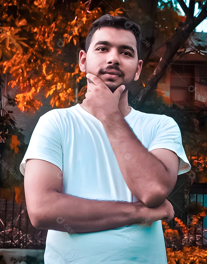 Jovem asiático em uma camiseta azul fazendo uma pose casual ao ar livre