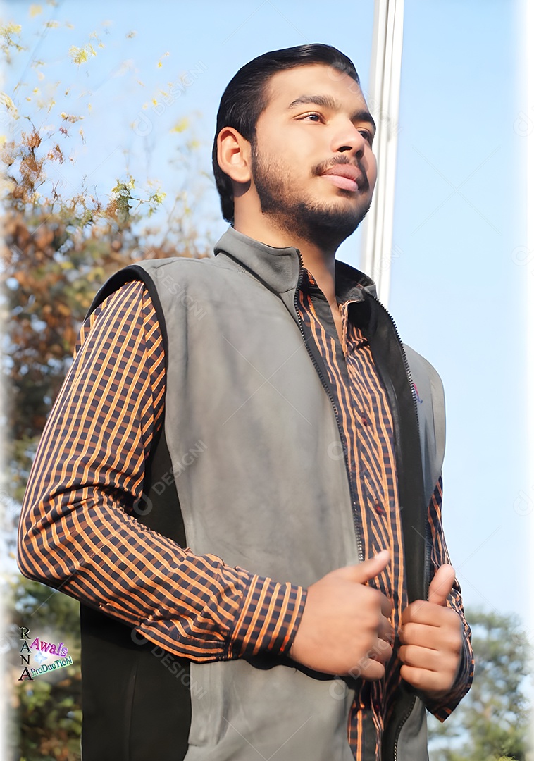 Retrato de um jovem parado em um parque exuberante ao ar livre