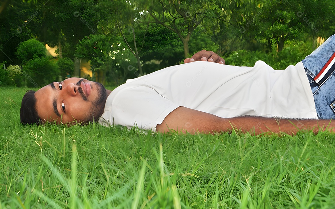 Um jovem deitado na grama