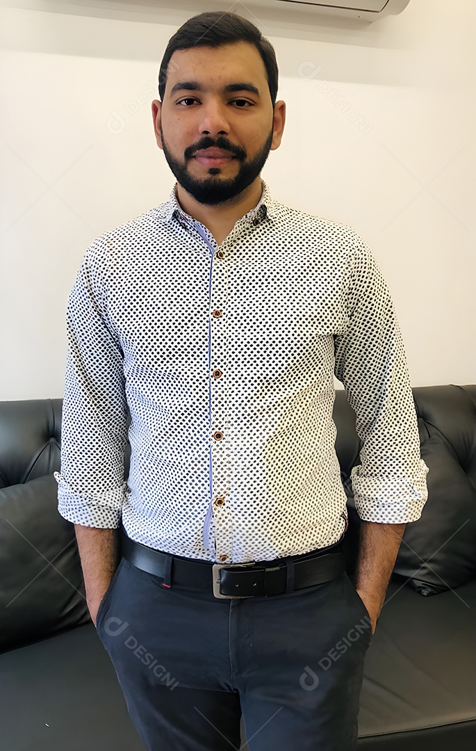 Homem indiano vestindo uma camisa e calças elegantes