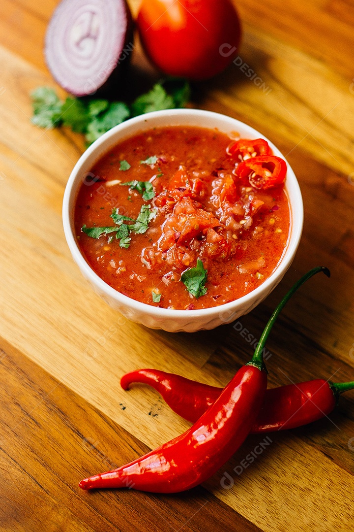 Tigela com molho caseiro de tomate