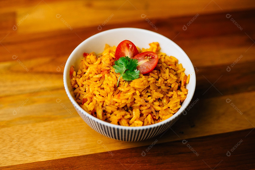 Tigela com arroz e tomates cereja