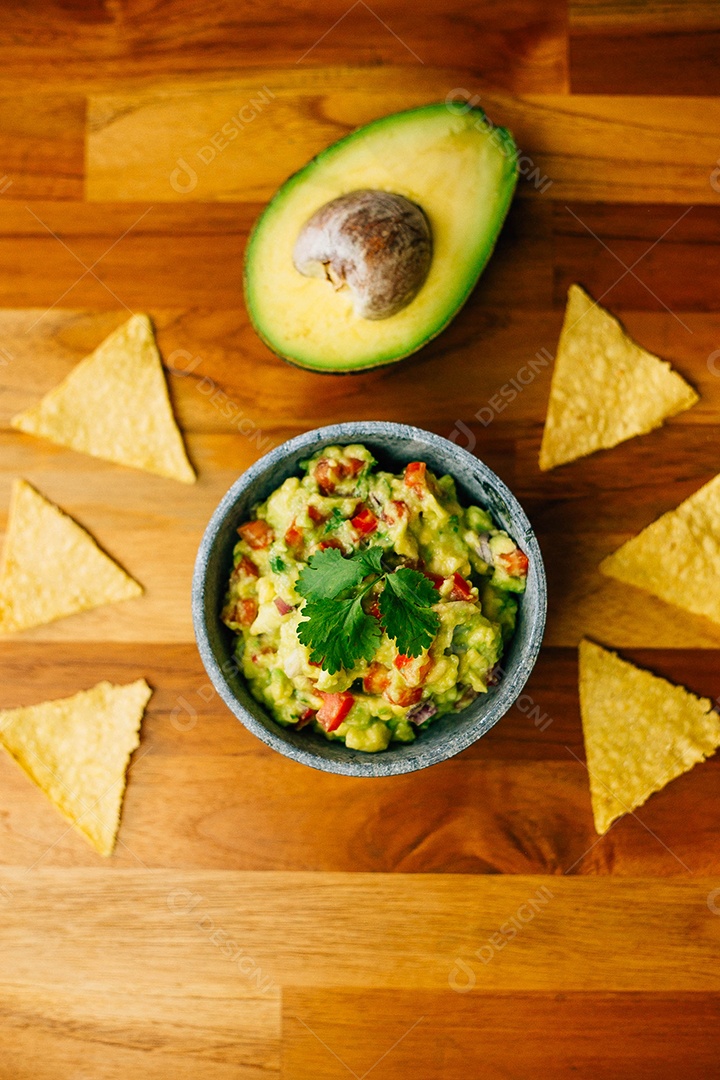 Tigela com guacamole e doritos