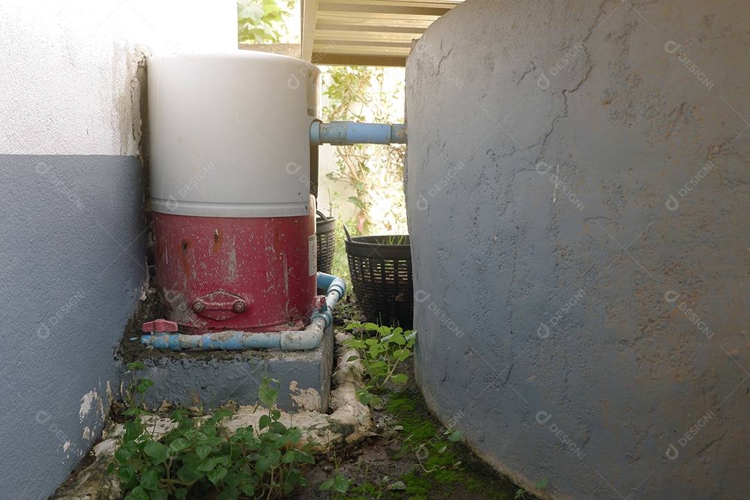 Bomba de água automática de alta pressão instalada entre a parede da casa