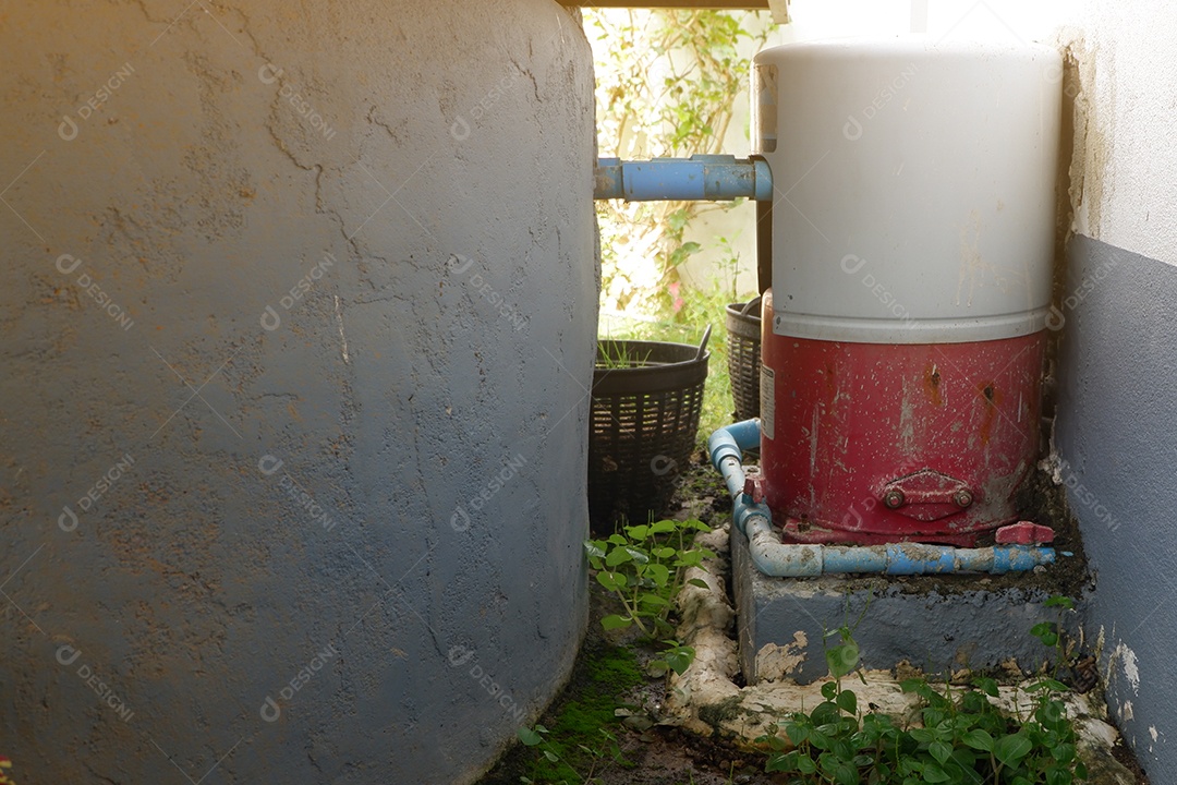 Bomba de água automática de alta pressão instalada entre a parede da casa