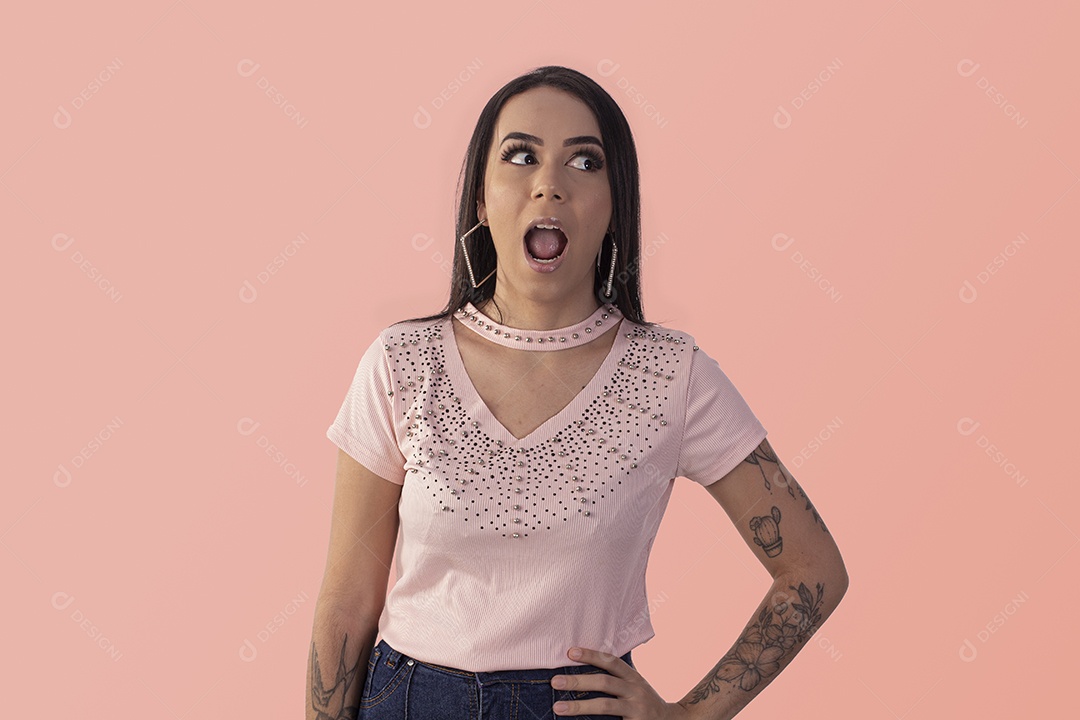 Uma jovem surpresa com algo