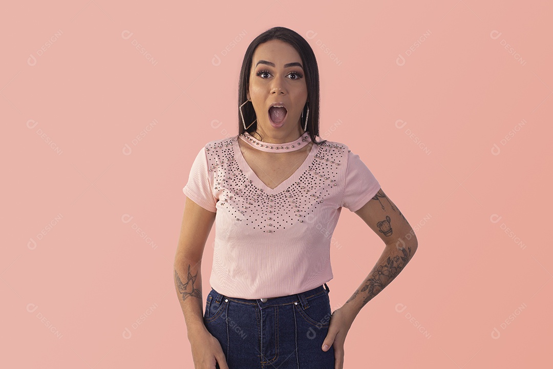 Jovem surpresa com mãos na cintura