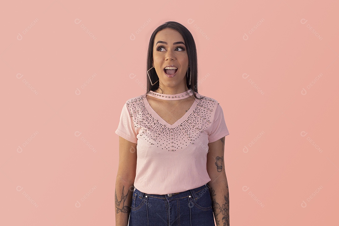 Jovem bonita surpresa com algo