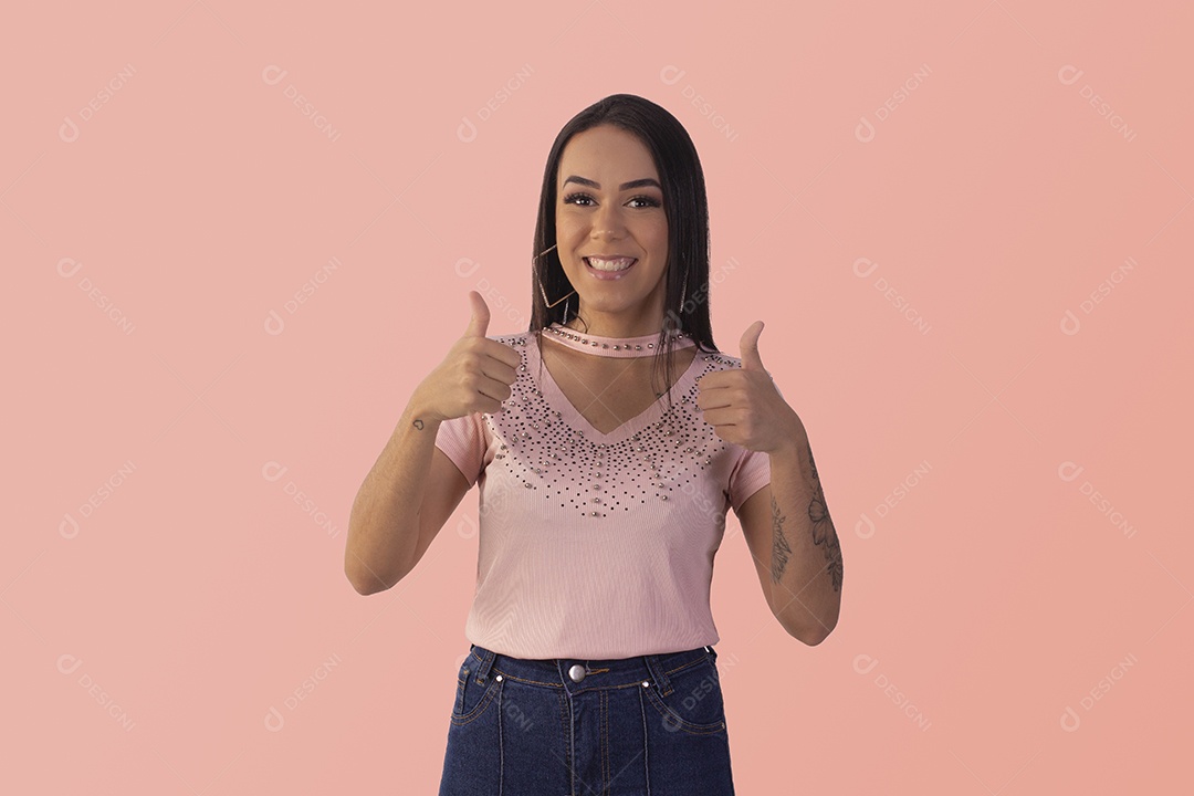 Jovem mulher com gesto de legal para frente