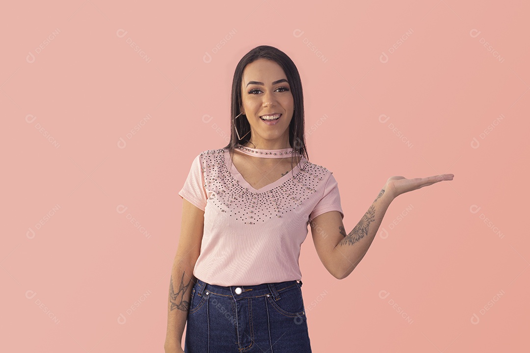 Mulher com mãos para o lado estendida