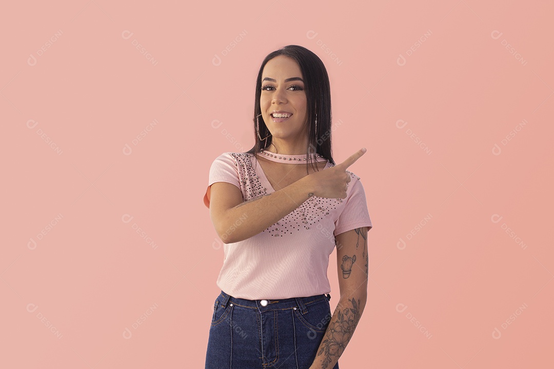 Jovem sorridente apontando para o lado