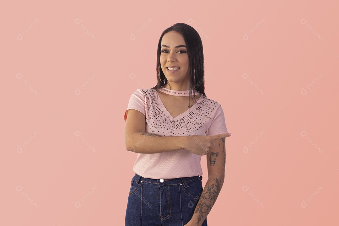 Jovem mulher sorrindo e apontando para o lado