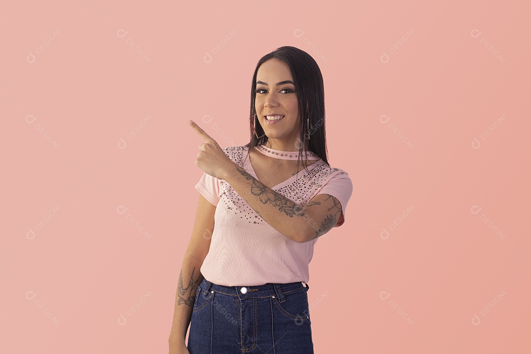 Jovem mulher apontando para o lado