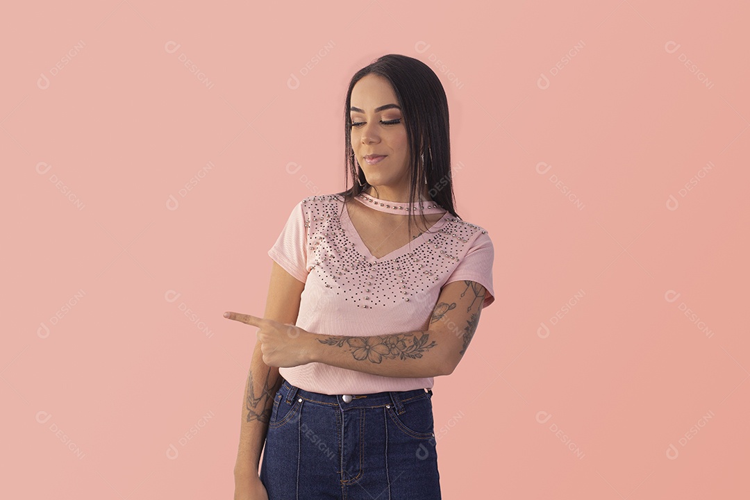 Jovem mulher apontando para o lado