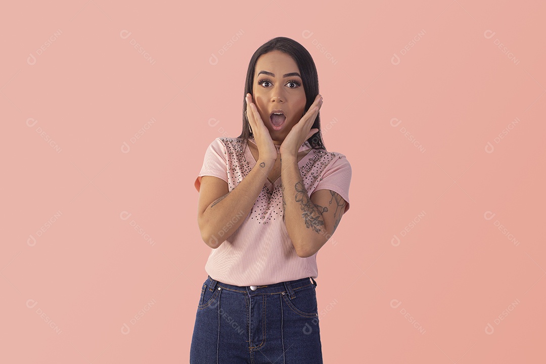 Jovem feição surpresa