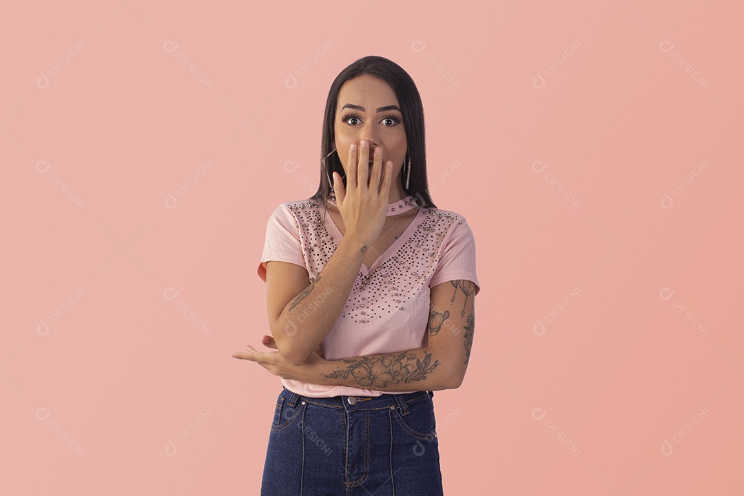 Jovem com mãos na boca surpresa