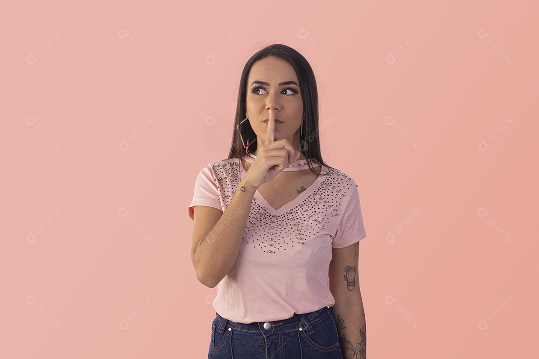 Mulher com gesto de silencio