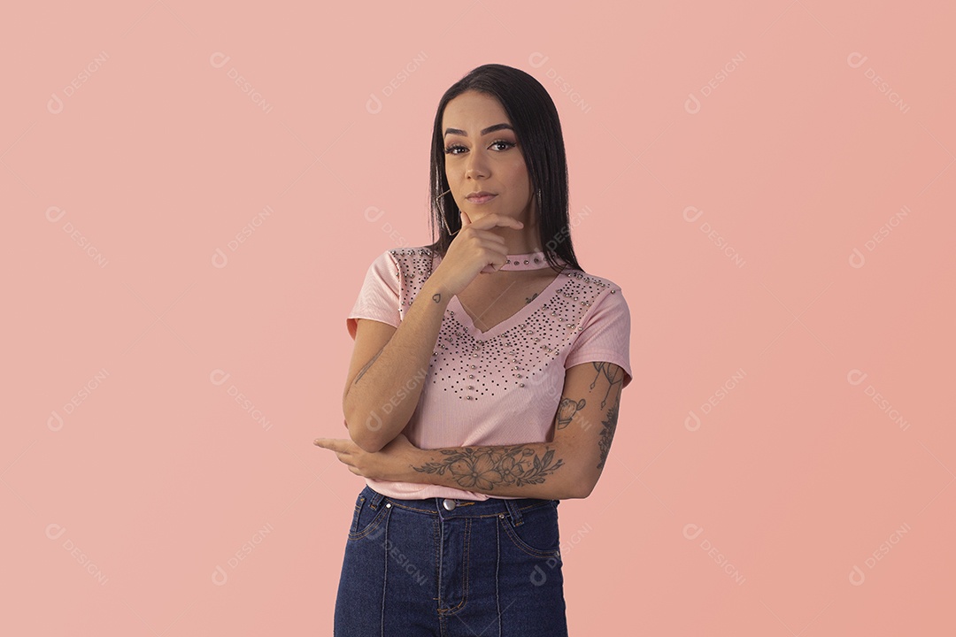 Jovem com mãos no queijo pensativa