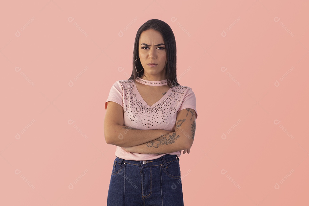 Jovem de braços cruzados de cara zangada