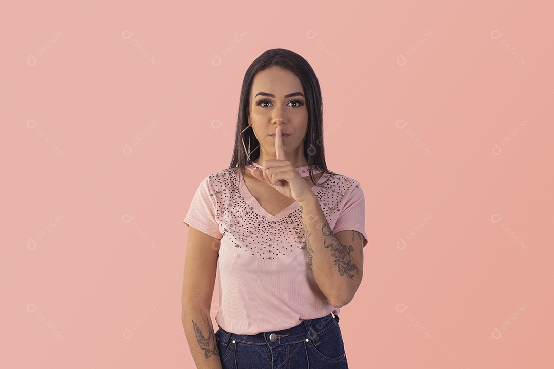 Mulher com gesto de silencio