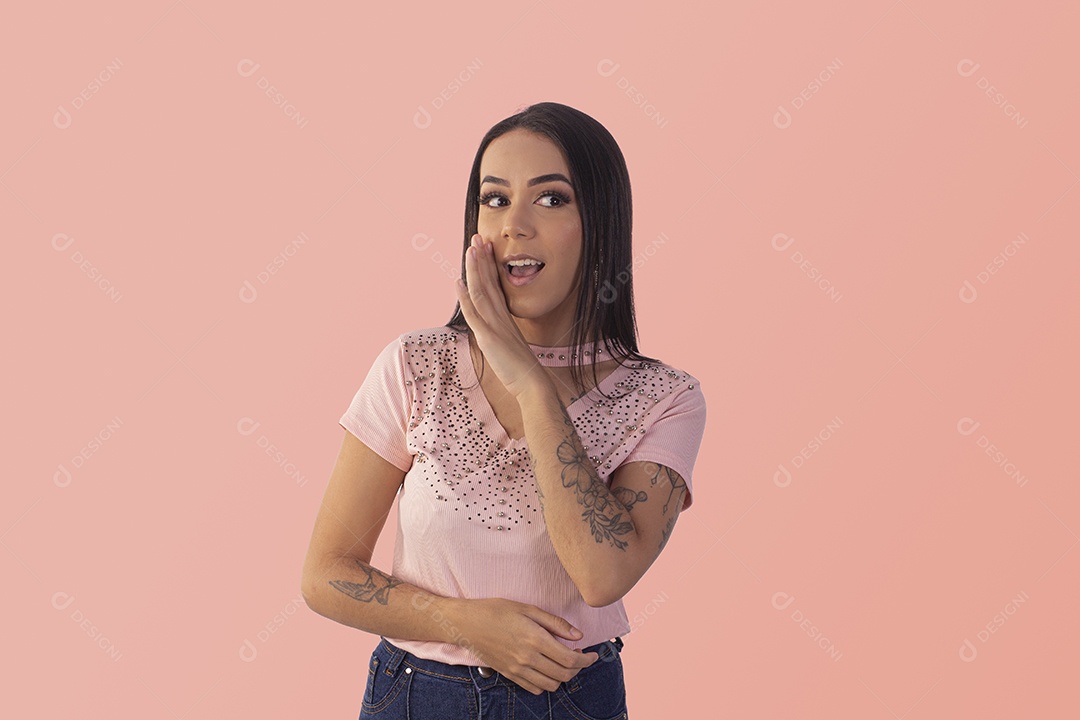 Jovem mulher simulando fala com mão na boca