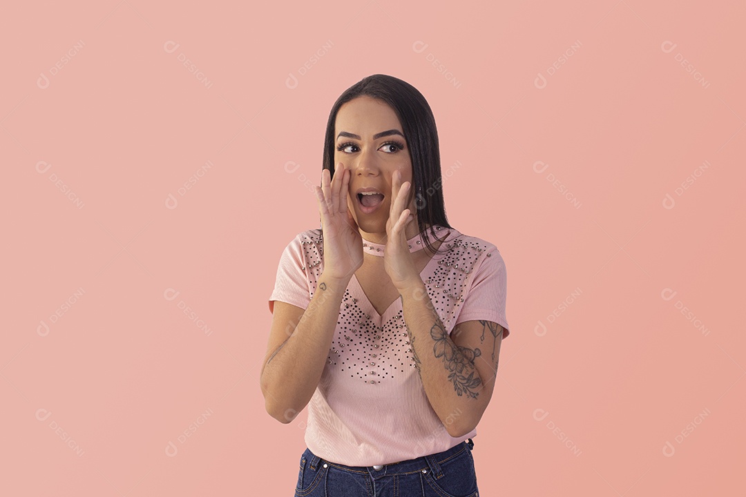 Jovem mulher com mãos na boca com grito