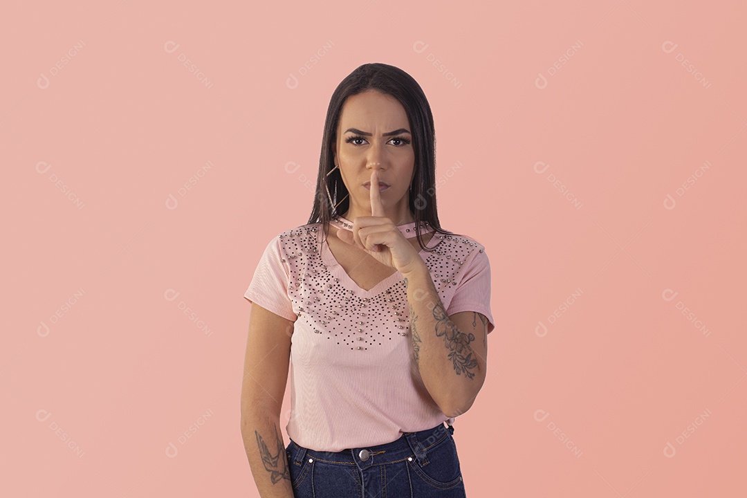 Jovem bonita em fotografia de estúdio ideal para post