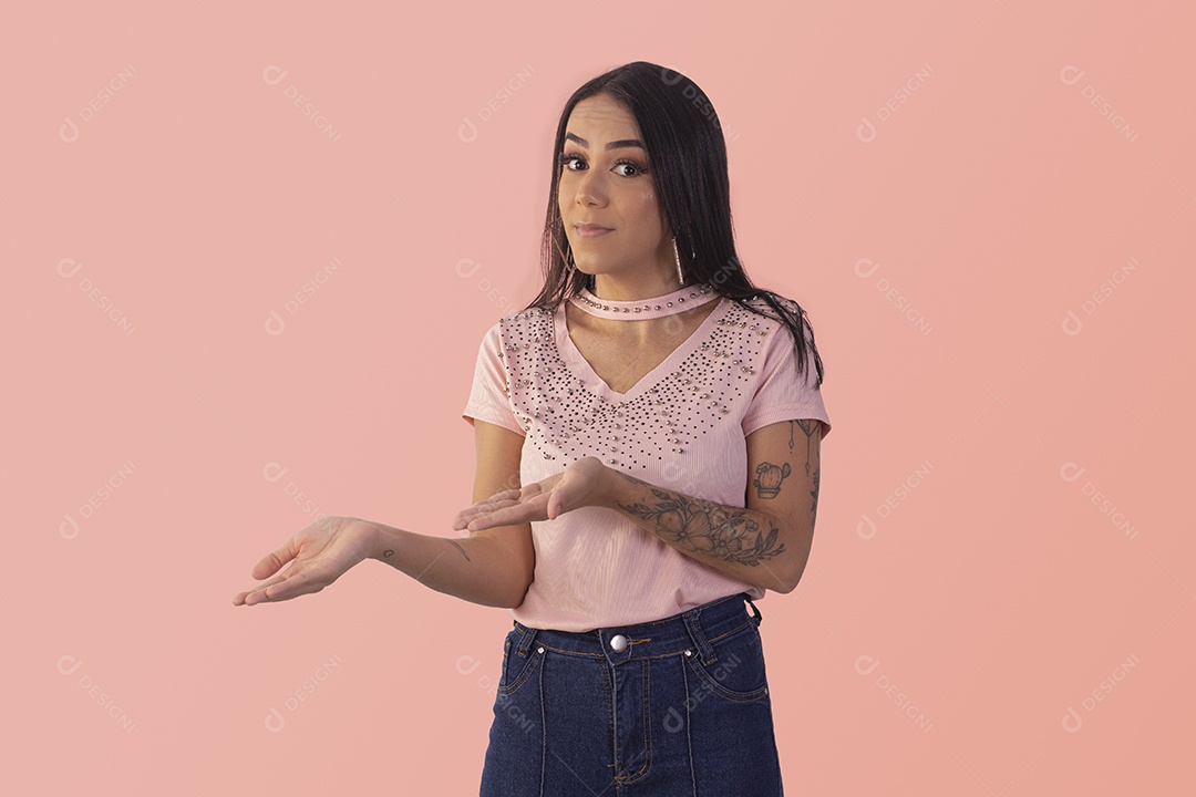 Jovem bonita apontando para o lado