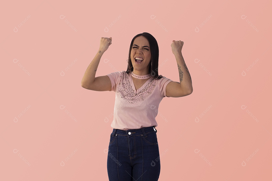 Jovem comemorando algo feliz