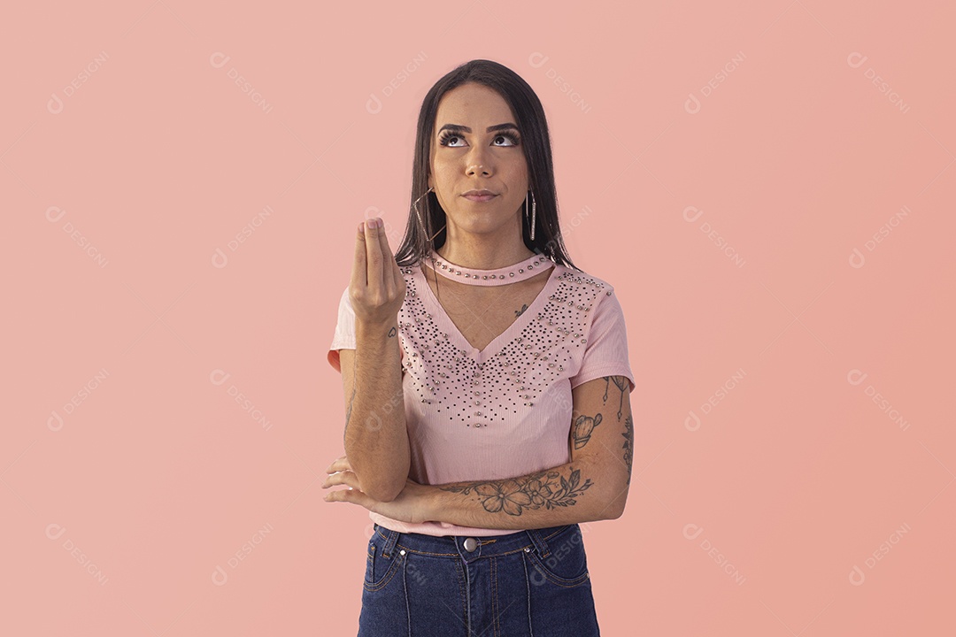 Garota com gesto olhando para cima