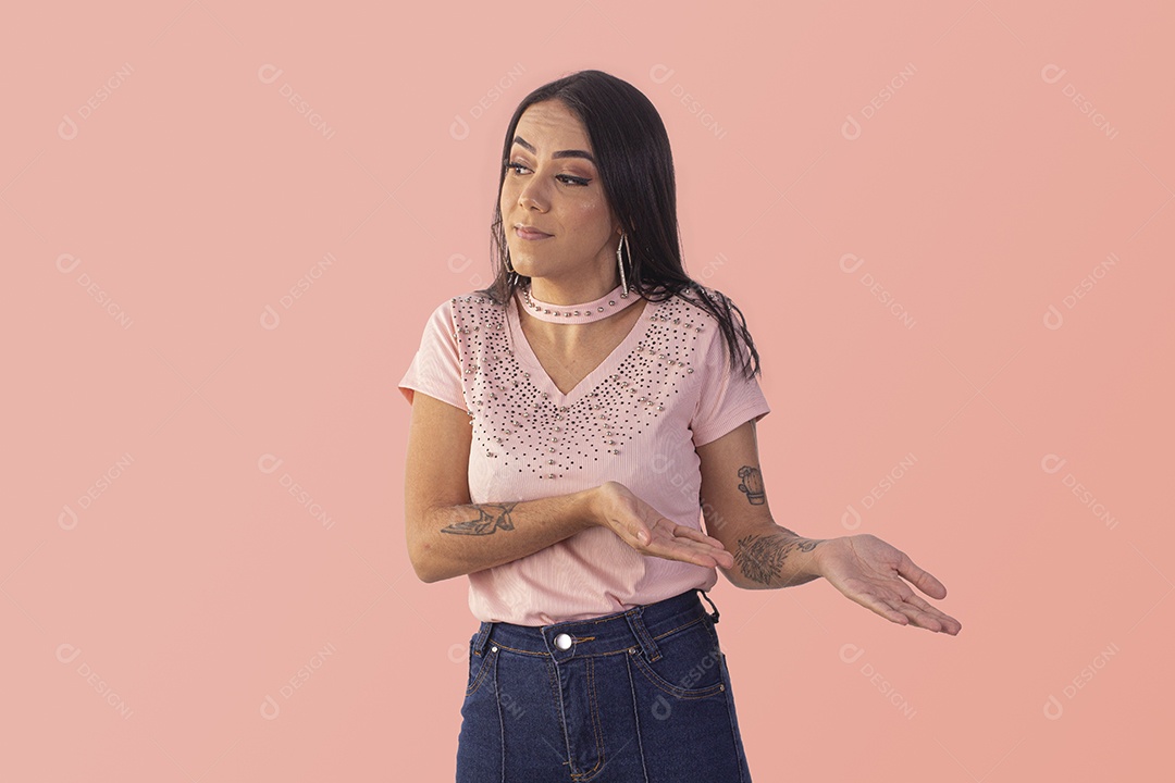 Jovem garota com mãos para o lado