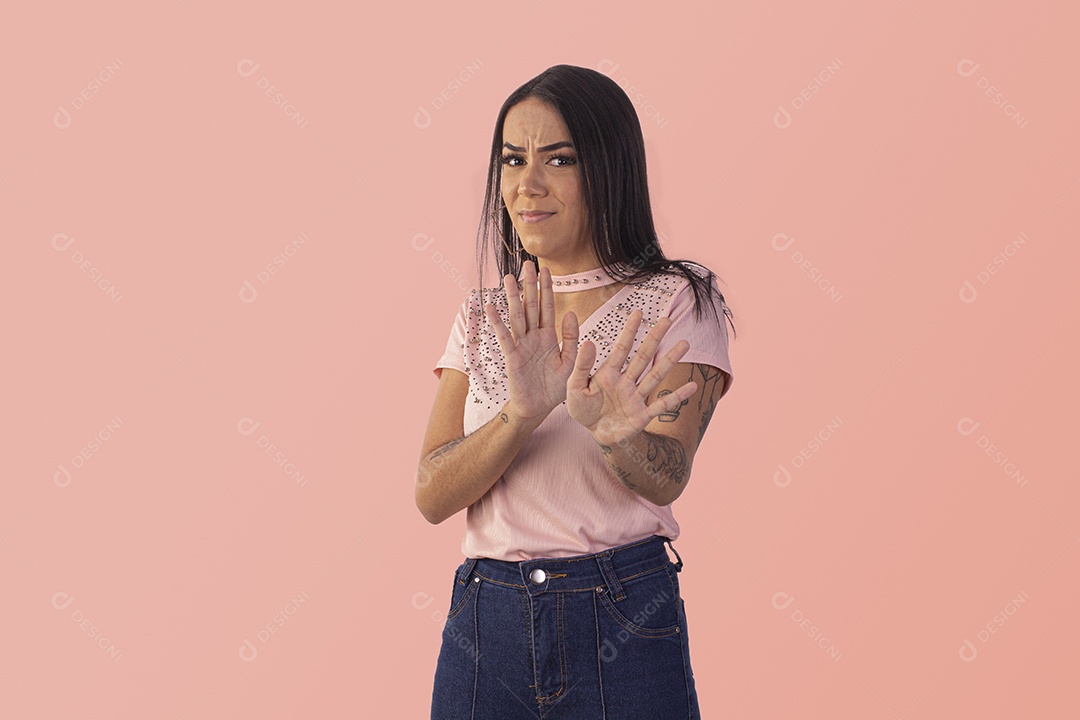 Jovem garota com gesto de afastar algo