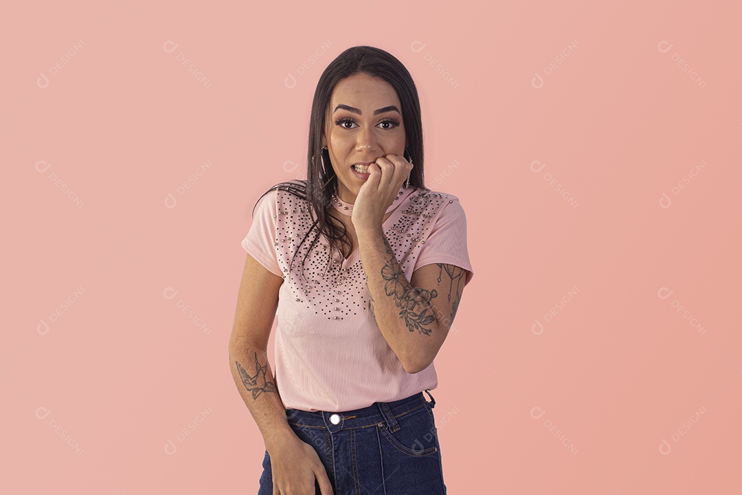 Garota com gesto de nervosismo com mão na boca