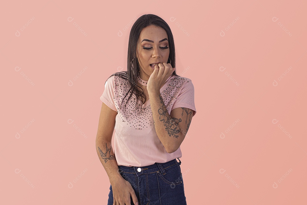 Garota om gesto de nervosa com mão na boca