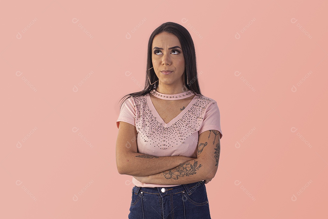 Jovem com braços cruzados e feição de indignação