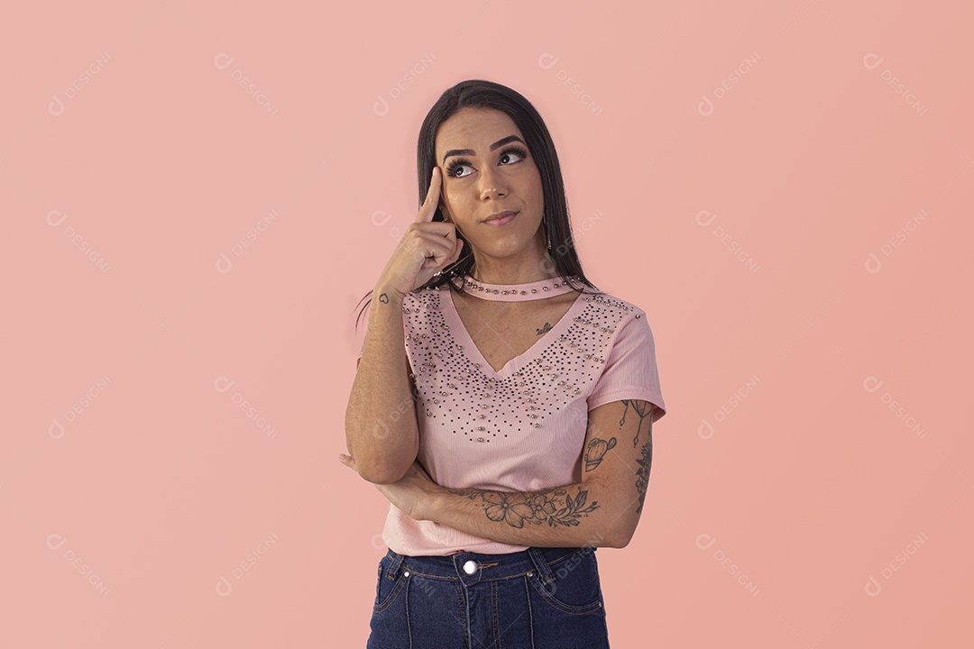 Jovem com mãos no rosto gesto de pensativa