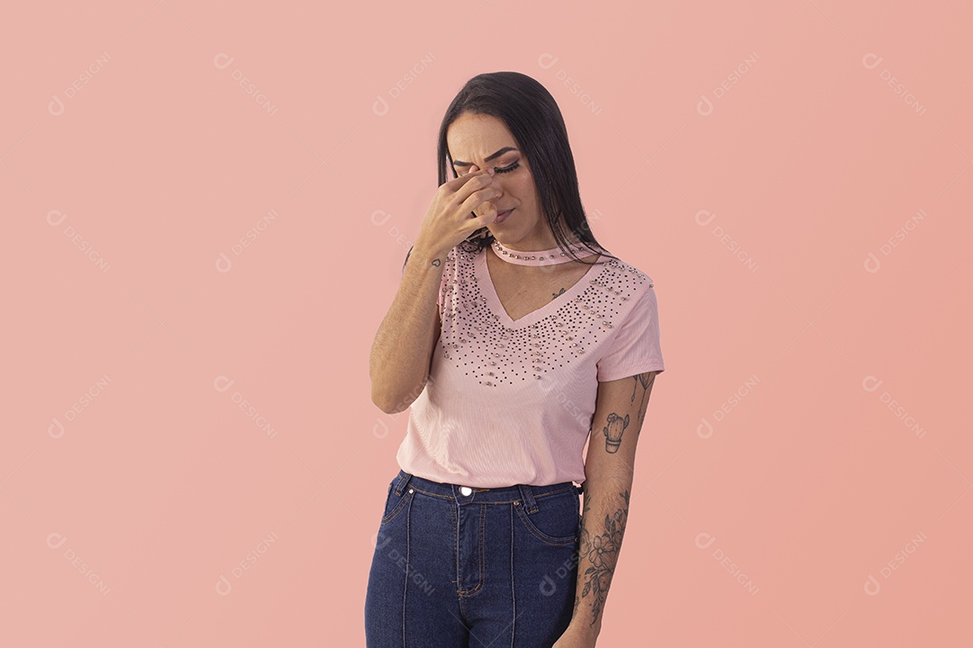 Jovem com mãos no rosto gesto de indignação